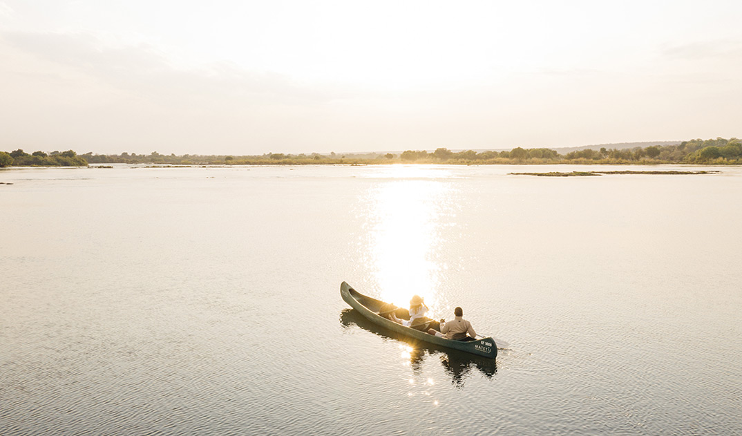 2-MatetsiVictoriaFalls_Zambezi_canoe
